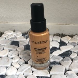 STUDIO SKIN 15 HOUR WEAR HYDRATING FOUNDATION